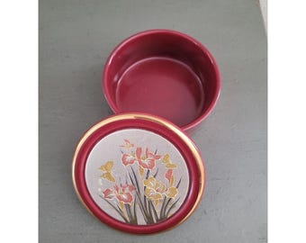 El arte de Chokin: joyero con adornos de oro de 24 quilates y flores de mariposa de Japón