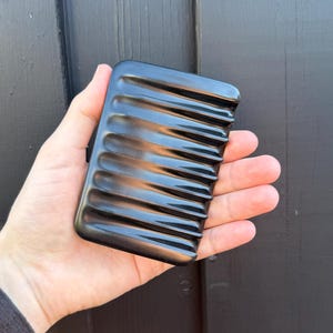 Seifenschale, Seifenhalter Keramik in der Farbe Lakritz. In leicht matter Textur