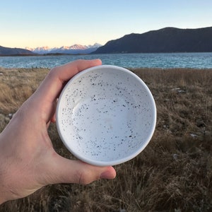 Räucherschale aus Keramik – mit isländischen Lavasand in die Glasur eingebrannt - Schale zum Räuchern mit Kräutern – Minimalistisches Design