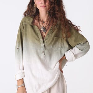 Camisa unisex de algodón orgánico con botones y degradado verde salvia, talla extragrande.