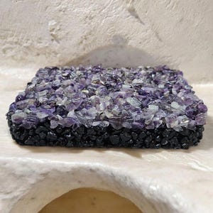 Porte-savon en améthyste - Plateau de salle de bain en cristal fait main - Décoration de pierres précieuses violettes - Cadeau spa bohème - Support pour pierre en résine noire - Cadeau énergie chakra