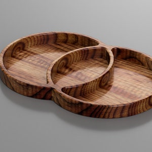 Puede incluir: Una bandeja de servir de madera con tres compartimentos. La bandeja está hecha de madera marrón claro con un patrón de veta natural.