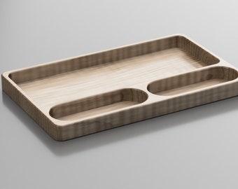Peut inclure: Un plateau en bois clair avec deux compartiments rectangulaires. Le plateau est vide et a une surface lisse.