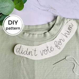 Op de afbeelding: Een DIY-patroon voor een groen T-shirt met de tekst "didn't vote for him" erop.