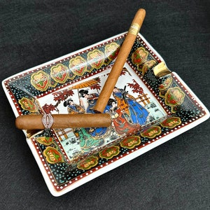 Vintage Chinese satsuma ashtray. Hand painted