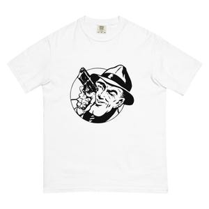Puede incluir: Una camiseta blanca con una ilustración en blanco y negro de un hombre con un sombrero fedora sosteniendo una pistola.