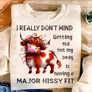 Realmente no me importa envejecer, pero mi cuerpo está teniendo un ataque de ira. Vaca peluda, linda y divertida. Archivo digital PNG para sublimación.
