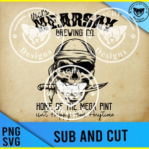 Peut inclure: Illustration en noir et blanc d'un crâne portant un bandana et tenant un couteau entre ses dents. Le crâne est entouré du texte "Mearsay Brewing Co." et "Home of the Mega Pint isn't tippy-toe Anytime".