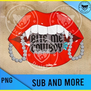 Puede incluir: Labios rojos con dientes blancos grandes mordiendo una roca gris con el texto "Bite Me Cowboy" en negro. Los labios están rodeados por una cadena de perlas blancas.