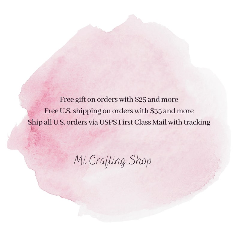 Op de afbeelding: Een roze aquarel achtergrond met de tekst "Gratis cadeau bij bestellingen vanaf $25. Gratis verzending naar de VS bij bestellingen vanaf $35. Verzending van alle bestellingen naar de VS via USPS First Class Mail met track & trace. Mi Crafting Shop."