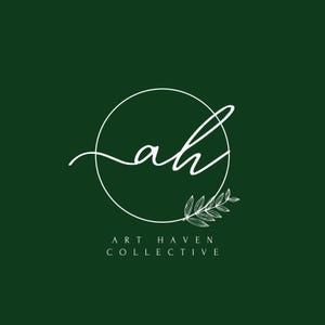 Puede incluir: Un logotipo cuadrado de color verde oscuro con un contorno circular blanco que contiene las letras min&uacute;sculas cursivas ah. Una peque&ntilde;a rama de hojas blanca se extiende desde la parte inferior derecha del c&iacute;rculo. El texto ART HAVEN COLLECTIVE aparece en blanco debajo.