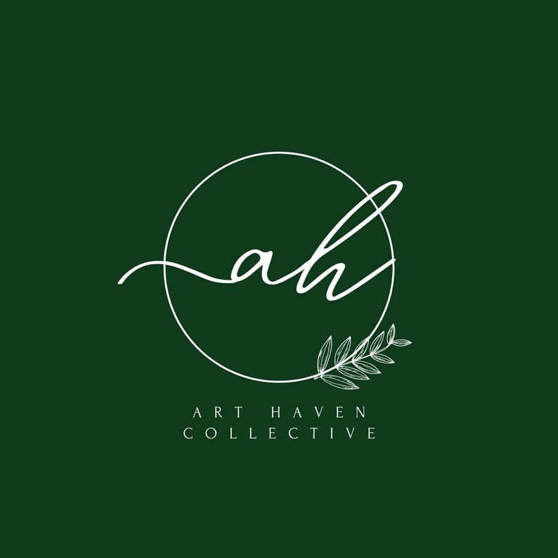 Puede incluir: Un logotipo cuadrado de color verde oscuro con un contorno circular blanco que contiene las letras min&uacute;sculas cursivas ah. Una peque&ntilde;a rama de hojas blanca se extiende desde la parte inferior derecha del c&iacute;rculo. El texto ART HAVEN COLLECTIVE aparece en blanco debajo.