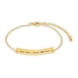 May include: Gold chain bracelet with an adjustable clasp and a curved bar charm that reads "No Hay Vida Mejor."