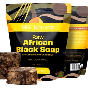 Puede incluir: Dos barras de jabón negro africano marrón oscuro en una bolsa amarilla y negra con el texto "MGL Naturals Raw African Black Soap Savon Noir Africain Brut From Ghana, Africa Skin | Hair | DIY 16 oz | 453 g"