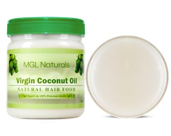 Op de afbeelding: Een witte pot met een groene deksel gevuld met virgin kokosolie. De pot heeft een groen etiket met de tekst "MGL Naturals Virgin Coconut Oil NATURAL HAIR FOOD 100% Organic & 100% Premium Quality".