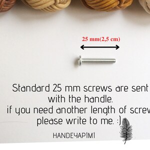 Peut inclure: Une vis argent&eacute;e de 25 mm (1 pouce) de long. Le texte indique "Vis standard de 25 mm fournies avec la poign&eacute;e. Si vous avez besoin d'une autre longueur de vis, veuillez me contacter. :) HANDEYAPİMİ"
