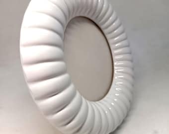Ceramiczna ramka na zdjęcia Italica Ars z lat 70. XX wieku, średnica 21 cm.