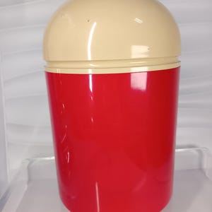 Container with lid, Kartell model 7324, designed by Anna Castelli, 1970s, Space Age style