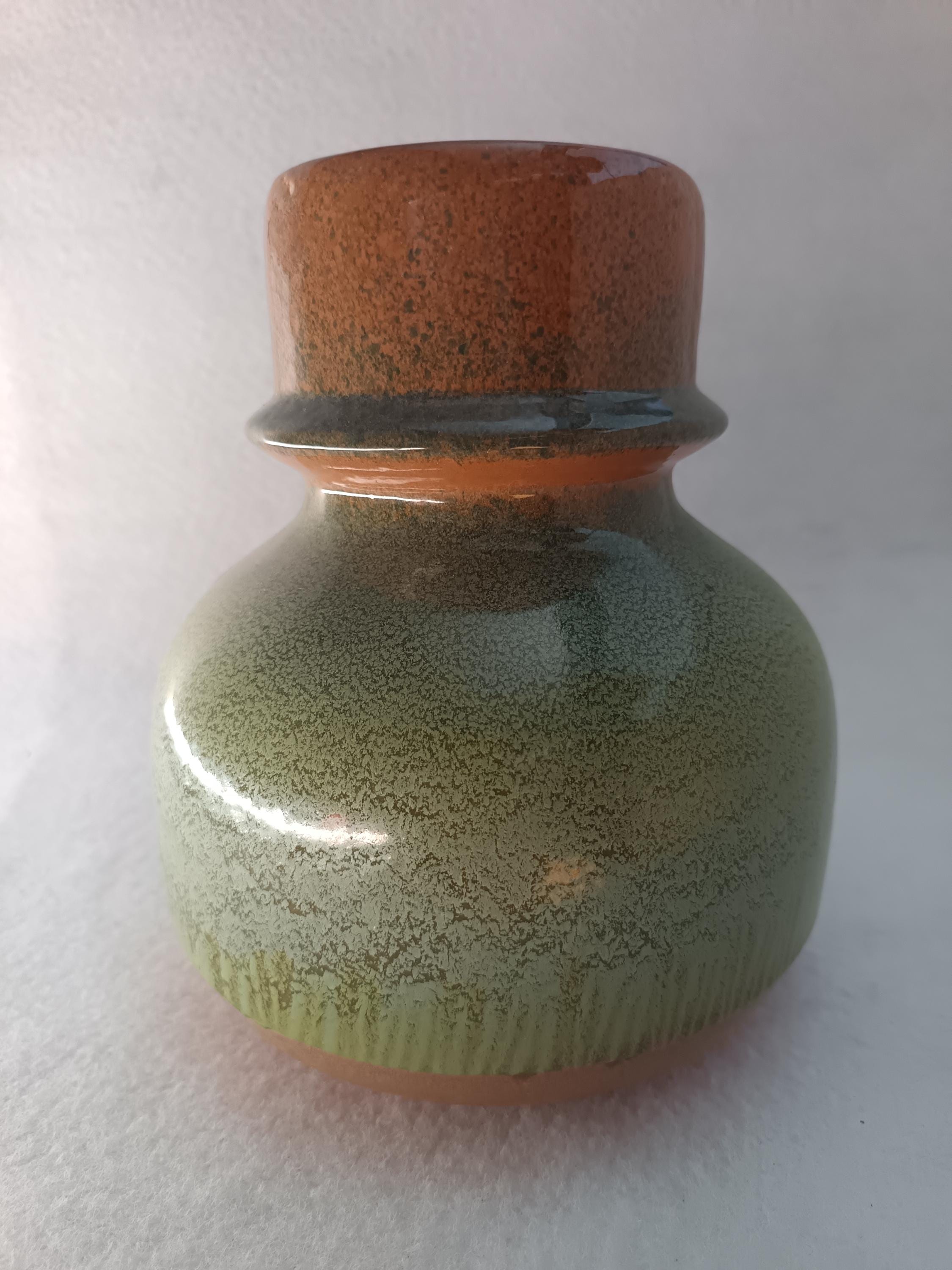 1970年代のヴィンテージの緑色の陶器の花瓶（イタリア製） - Etsy 日本