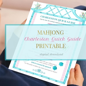 K&ouml;nnte beinhalten: Ein druckbarer Mahjong Charleston Quick Guide. Der Leitfaden hat einen hellblauen und rosa Rand mit einem Bambusdesign und dem Text "Charleston Quick Guide" und "Mahjong Charleston Quick Guide Printable".