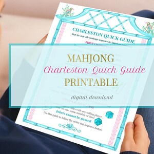K&ouml;nnte beinhalten: Ein druckbarer Mahjong Charleston Quick Guide. Der Leitfaden hat einen hellblauen und rosa Rand mit einem Bambusdesign und dem Text "Charleston Quick Guide" und "Mahjong Charleston Quick Guide Printable".