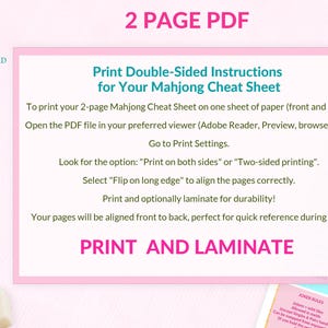 Puede incluir: Gr&aacute;fico de descarga digital con instrucciones para imprimir una hoja de trucos de Mahjong a doble cara. El texto incluye instrucciones de impresi&oacute;n, con opciones para tama&ntilde;os de papel US letter y A4. La imagen tambi&eacute;n muestra fichas de Mahjong y una hoja de trucos.