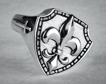 Chevaliere Fleur de Lys "Regalia" Kalos, Bague Homme Fleur De Lys, Bagues Signet Homme, Bagues Fleur De Lys Pour Homme, Chevalière Argent