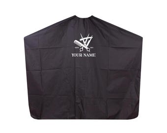 Hair Salon & Barber Cape mit vorgefertigtem Logo. Anpassbarer Text für einen einzigartigen, gebrandeten Look für professionelle Stylisten und Barbiere.