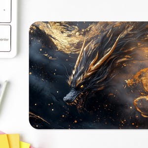 Puede incluir: Una taza de cerámica blanca con asa negra y el texto "But First, Coffee" en negrita negra. La taza se encuentra sobre un fondo borroso, sugiriendo un ambiente acogedor.