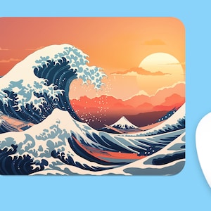 Puede incluir: Una alfombrilla de ratón colorida con un diseño de ola de estilo japonés, una montaña en el fondo y una puesta de sol. La ola es azul y blanca con salpicaduras de rojo y naranja. La montaña es una silueta oscura contra un cielo naranja brillante.