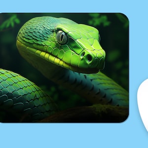 Puede incluir: Primer plano de una serpiente verde con cabeza y escamas de color verde brillante. La serpiente está enroscada alrededor de una rama en un bosque verde oscuro.