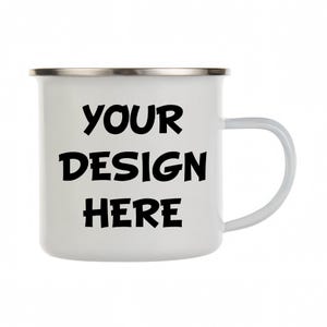 Può includere: Una tazza in smalto bianco con un bordo color argento e un manico bianco abbinato. La parte anteriore della tazza presenta il testo nero YOUR DESIGN HERE in un carattere grassetto senza grazie. La tazza ha un corpo cilindrico e liscio.