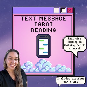 Puede incluir: Una mujer sonríe a la cámara frente a una pantalla de computadora rosa y morada con el texto "TEXT MESSAGE TAROT READING" y una imagen pixelada de un teléfono inteligente. La pantalla también incluye un globo de diálogo con el texto "Real time texting on WhatsApp for 30 minutes!" y otro globo de diálogo con el texto "Includes pictures and audio!"