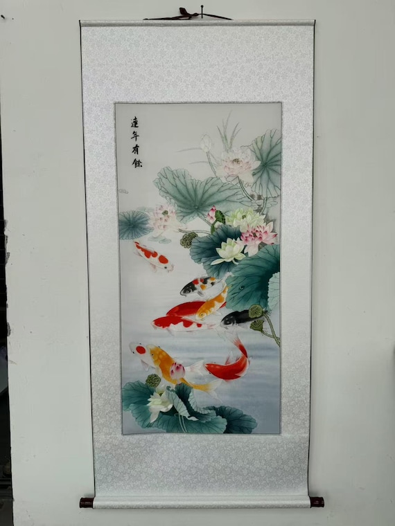 掛け軸 額装 キングシルクアート 手作り刺繍アート 《九鱼荷香图 掛け軸 額装 キングシルクアート 手作り刺繍アート 《九鱼荷香图
