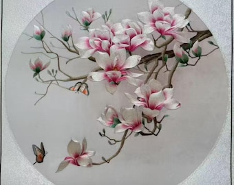 King Silk Art handgemachte Stickerei Kunst 《玉兰蝶舞 · Magnolias Tanz der Schmetterlinge》 MB86549
