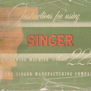 Puede incluir: Manual de instrucciones verde y blanco para una máquina de coser eléctrica Singer, modelo 222K. La portada presenta el logotipo de Singer y el texto "Instructions for using".