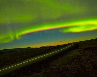 Les aurores boréales se reflètent sur la route ; Myvatn, Islande, Europe. Impression de photographie de paysage d&#39;aurores boréales d&#39;art moderne pour la maison/bureau/cadeau
