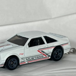 Hot Wheels ‘92 Ford Mustang Keychain