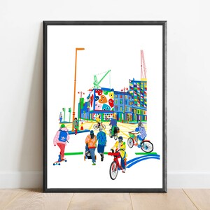 Puede incluir: Una ilustración colorida de una escena de calle de la ciudad con personas que montan en bicicleta y patineta. Los edificios son de colores brillantes y tienen un diseño moderno. Hay una grúa de construcción en el fondo.