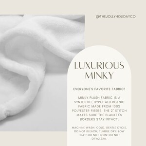 Pu&ograve; includere: Primo piano di una morbida coperta minky bianca. Il testo sull'immagine recita "LUXURIOUS MINKY" e descrive il tessuto come sintetico, ipoallergenico e realizzato con fibre di poliestere al 100%. Sono indicate anche le istruzioni per la cura della coperta.
