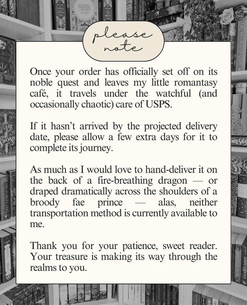 Puede incluir: Una tarjeta color crema con las palabras "please note" en escritura cursiva. La tarjeta contiene texto sobre el cumplimiento de pedidos y el env&iacute;o, mencionando USPS y un "romantasy caf&eacute;". Estanter&iacute;as visibles en el fondo.