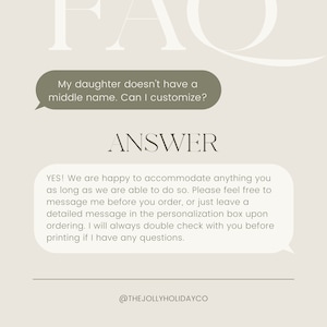 Pu&ograve; includere: Grafica beige con il testo "FAQ" in alto. Una nuvoletta chiede: "Mia figlia non ha un secondo nome. Posso personalizzare?" La risposta &egrave; fornita di seguito, insieme al nome del negozio, "@THEJOLLYHOLIDAYCO."