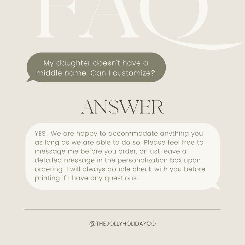 Pu&ograve; includere: Grafica beige con il testo "FAQ" in alto. Una nuvoletta chiede: "Mia figlia non ha un secondo nome. Posso personalizzare?" La risposta &egrave; fornita di seguito, insieme al nome del negozio, "@THEJOLLYHOLIDAYCO."