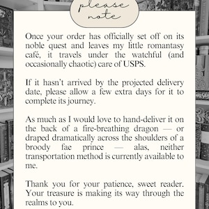 Pu&ograve; includere: Una carta color crema con le parole "please note" in corsivo in alto. La carta contiene testo sulla spedizione e la consegna degli ordini, con una libreria sullo sfondo.