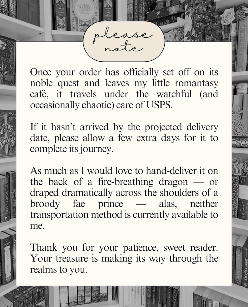 Pu&ograve; includere: Una carta color crema con le parole "please note" in corsivo in alto. La carta contiene testo sulla spedizione e la consegna degli ordini, con una libreria sullo sfondo.