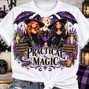 Puede incluir: Una camiseta blanca con un gráfico de dos brujas con paraguas, gatos negros, pilas de libros con las etiquetas Spells, Potions, Magic, Sisters, Always, Forever, ramas de lavanda, velas y el texto Practical Magic en una fuente decorativa.