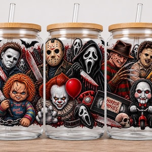 Può includere: Tre bicchieri in vetro trasparente con coperchi in bambù e cannucce in vetro, ciascuno caratterizzato da una grafica colorata di vari personaggi dei film horror, tra cui Michael Myers, Chucky, Jason Voorhees, Ghostface, Pennywise, Freddy Krueger e Billy.