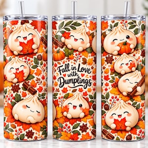 Op de afbeelding: Drie cilindrische bekers met doorzichtige deksels en rietjes, voorzien van een patroon van lachende cartoon-dumplings, oranje herfstbladeren, kaneelstokjes en bessen. De middelste beker bevat de tekst Fall in Love with Dumplings.