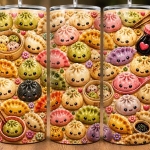 以下が含まれることがあります： 笑顔のキャラクター風の餃子や肉まんが描かれた円筒形のタンブラー。ピンクや黄色の小さな花、竹製の蒸し器、ピンクのスプーン、醤油ボトルが散りばめられたカラフルなデザインが特徴です。