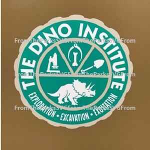 Puede incluir: Un c&iacute;rculo verde turquesa con texto blanco que dice "The Dino Institute" y una silueta de dinosaurio blanca. El c&iacute;rculo tiene tres c&iacute;rculos m&aacute;s peque&ntilde;os dentro con iconos blancos de un microscopio, un hueso y una pala. El texto alrededor del exterior del c&iacute;rculo dice "Exploration - Excavation - Excavation".